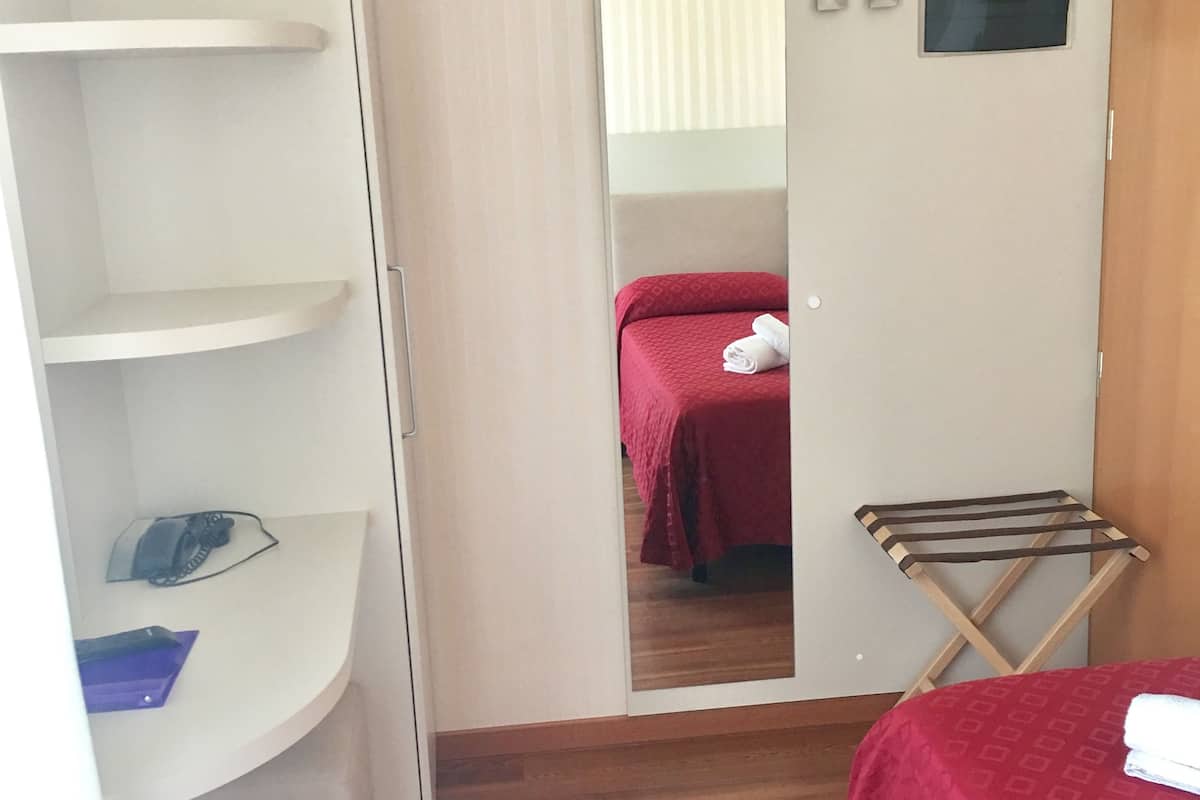 Single Room, 1 Single Bed | In-room safe, desk, blackout curtains, free WiFi