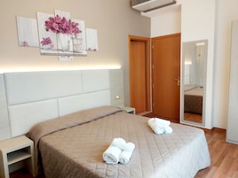 Camera con letto matrimoniale o 2 letti singoli | Una cassaforte in camera, una scrivania, tende oscuranti, Wi-Fi gratuito