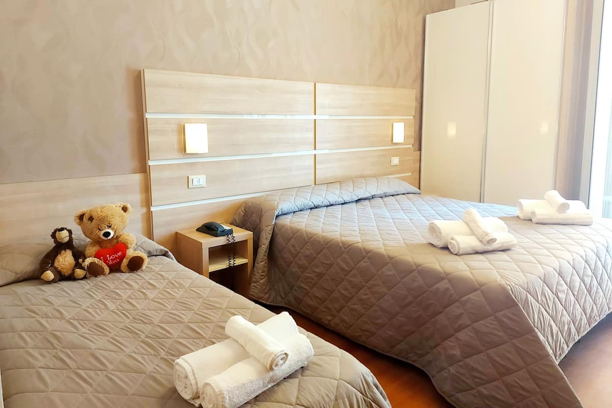 Triple Room | In-room safe, desk, blackout curtains, free WiFi
