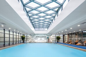 Piscina coberta (horari: 09:00-21:00) i gandules 
