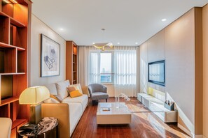 Habitación Premier | Zona de estar | Una televisión de pantalla plana, películas de pago, una oficina