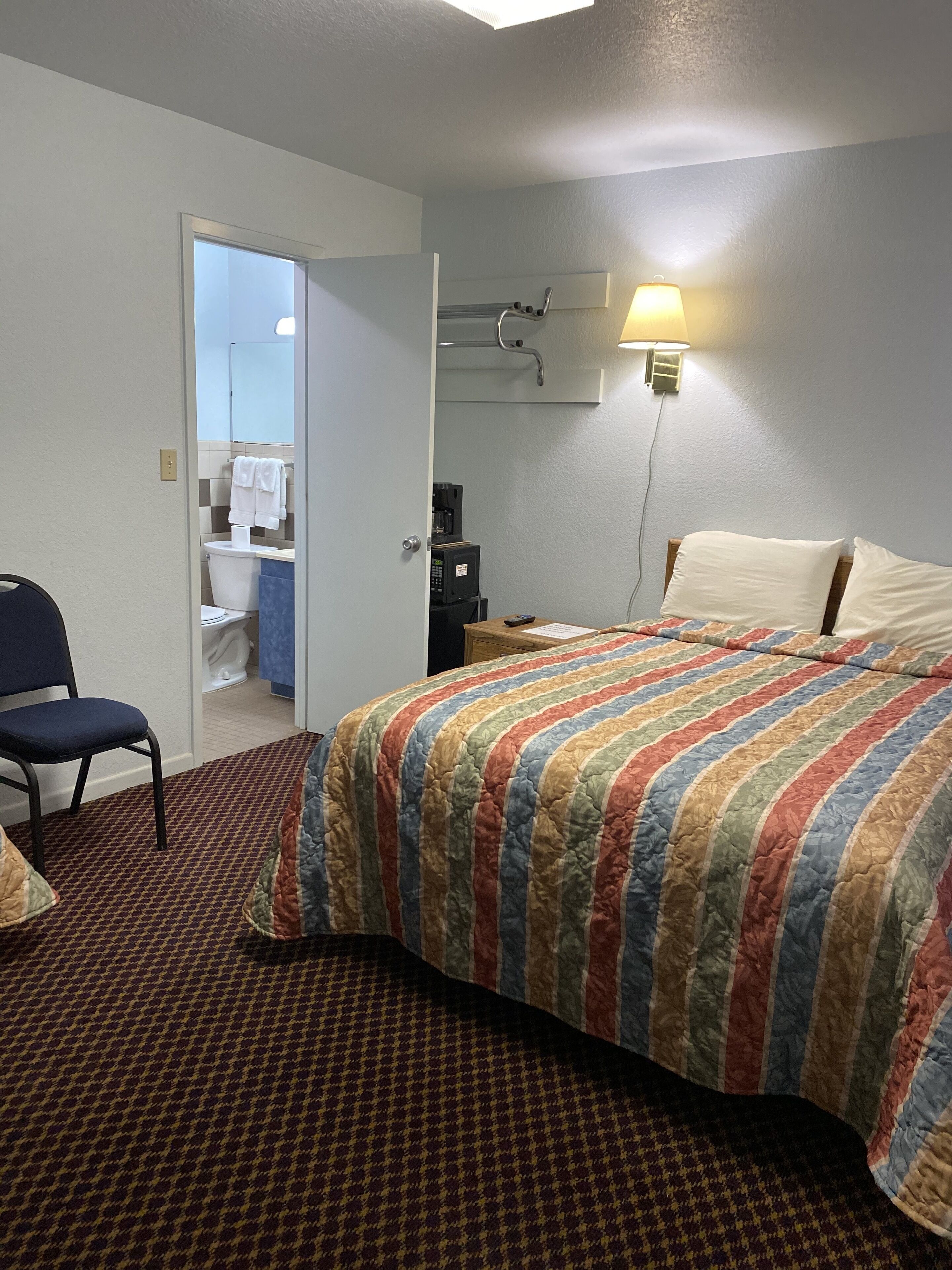 Standard Room, 1 Queen Bed | Free WiFi, bed sheets