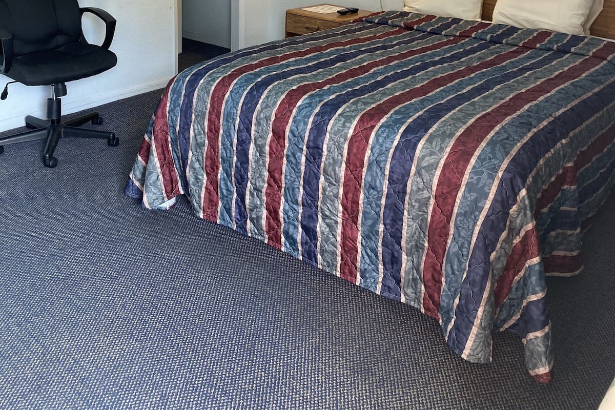 Standard Room, 1 Queen Bed | Free WiFi, bed sheets