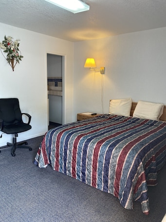 Standard Room, 1 Queen Bed | Free WiFi, bed sheets