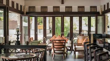 2 restaurants, breakfast served