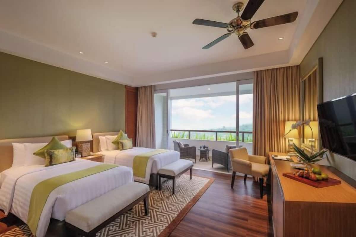 1 bedroom, premium bedding, minibar, in-room safe