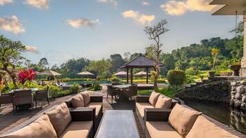 2 restaurants, breakfast served