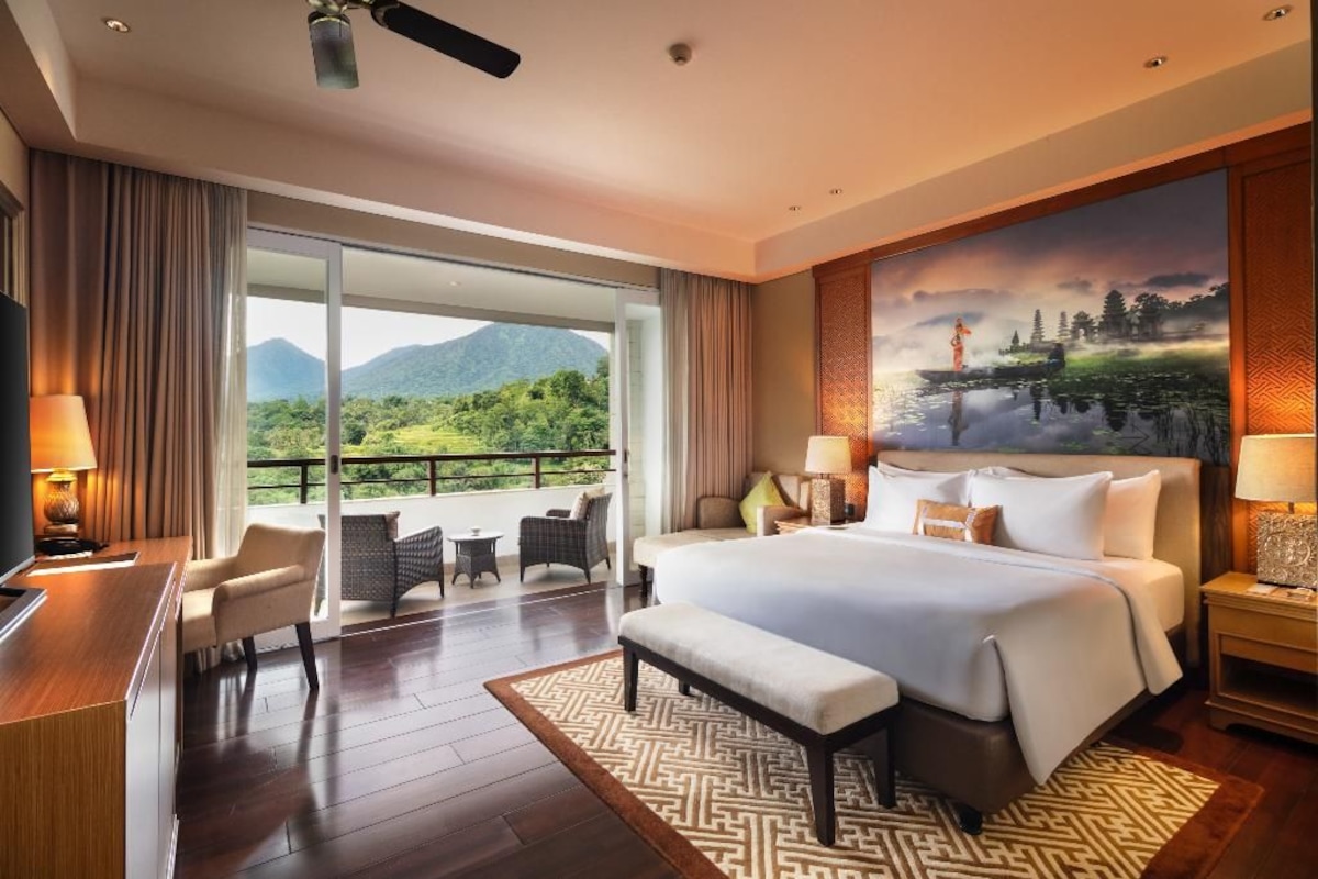 Premium bedding, in-room safe, soundproofing, WiFi (free)