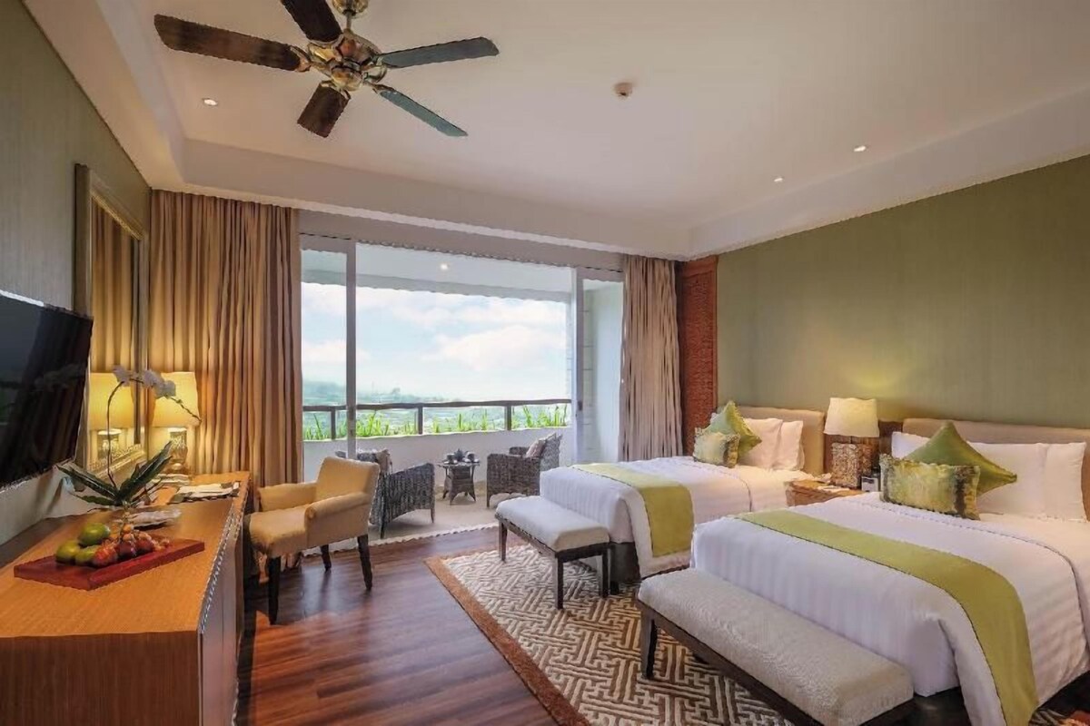 Premium bedding, in-room safe, soundproofing, WiFi (free)