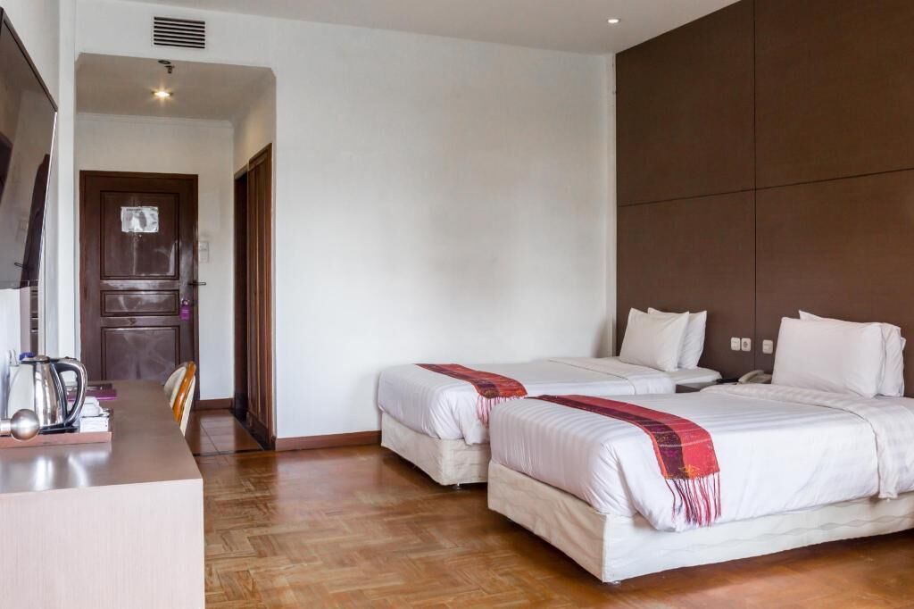 Desk, rollaway beds, bed sheets, wheelchair access