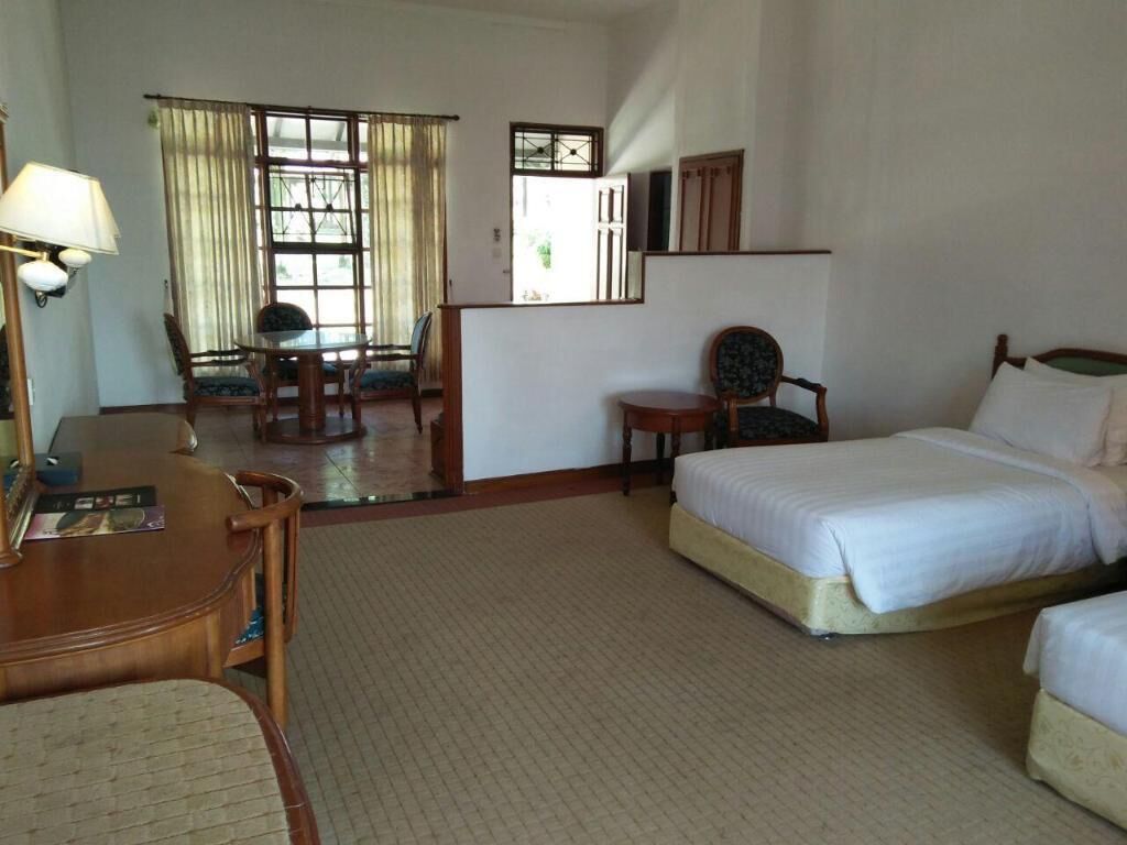 Desk, rollaway beds, bed sheets, wheelchair access