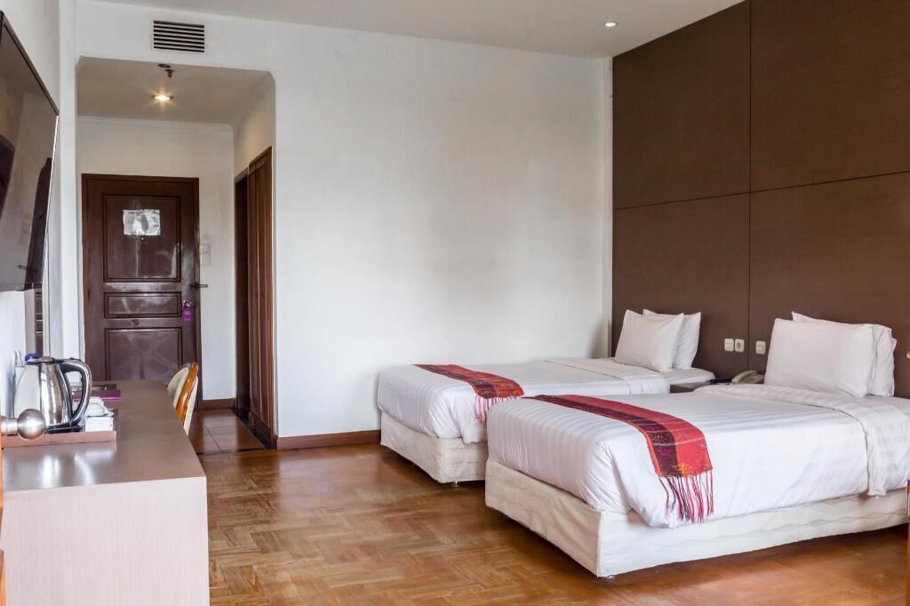 Desk, rollaway beds, bed sheets, wheelchair access