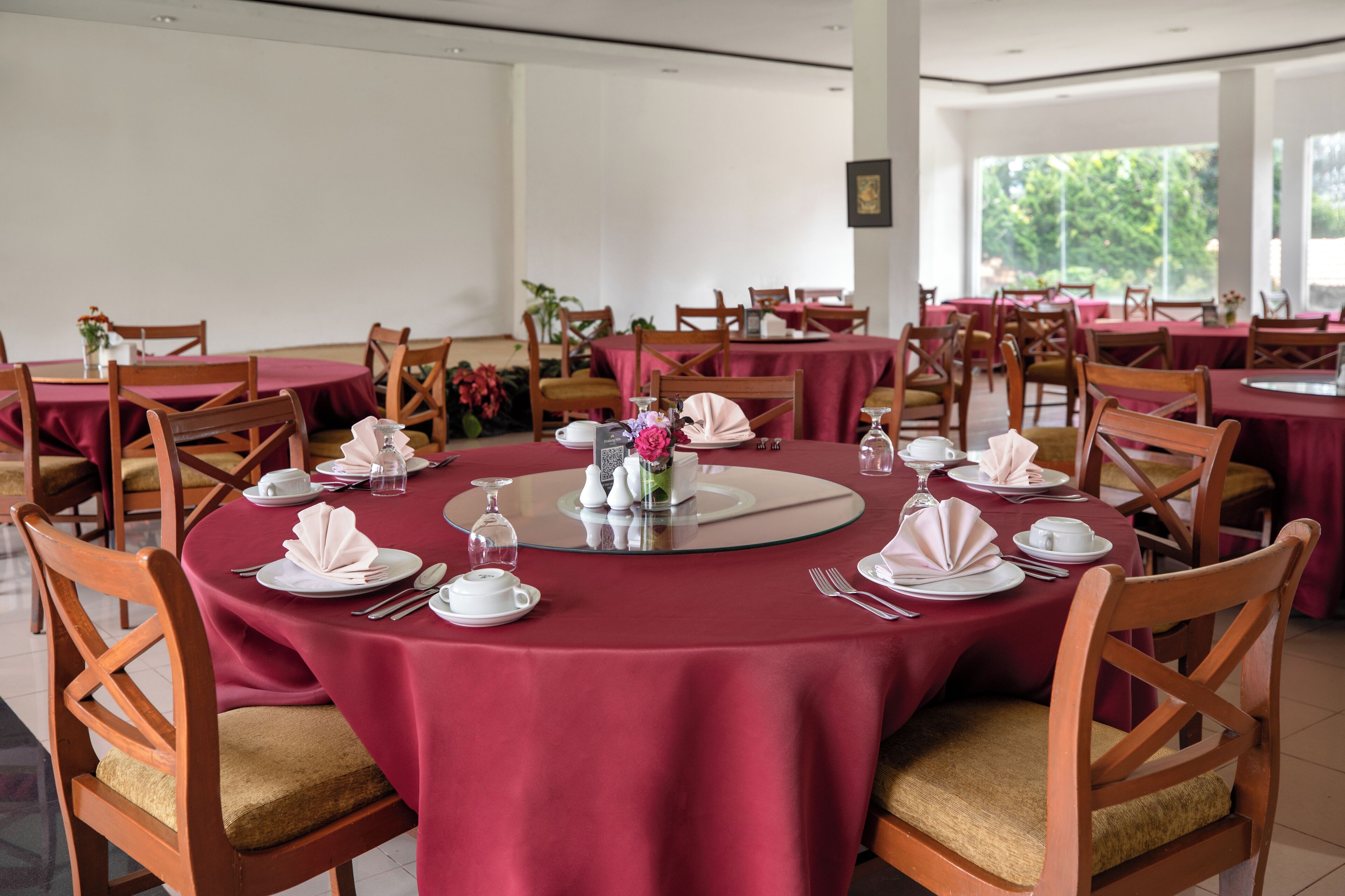 Melayani sarapan dengan suguhan pemandangan kolam renang 