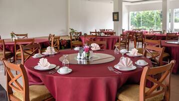 Melayani sarapan dengan suguhan pemandangan kolam renang