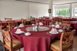 Frokost serveres, lokale og internasjonale retter, utsikt mot bassenget 