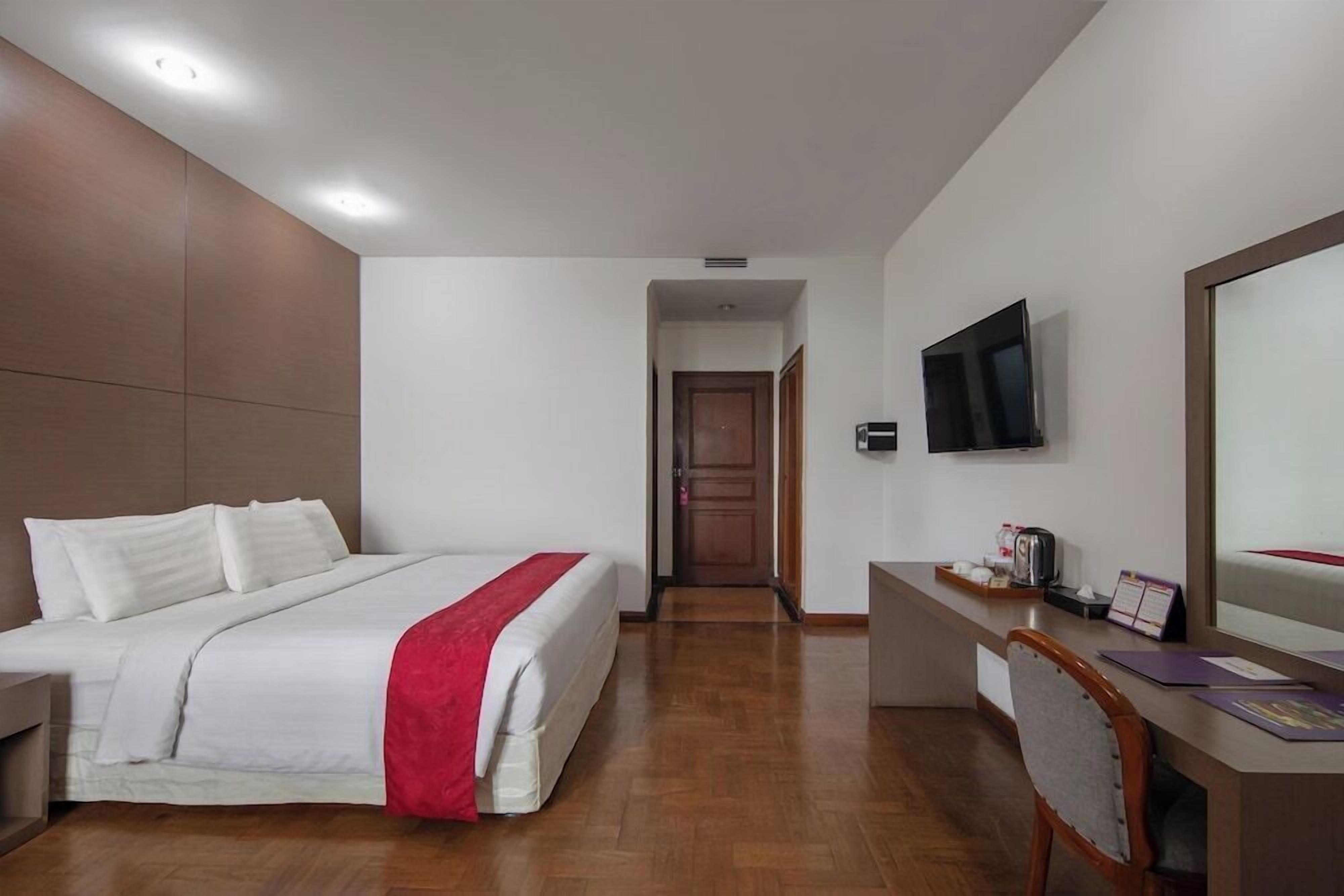 Desk, rollaway beds, bed sheets, wheelchair access