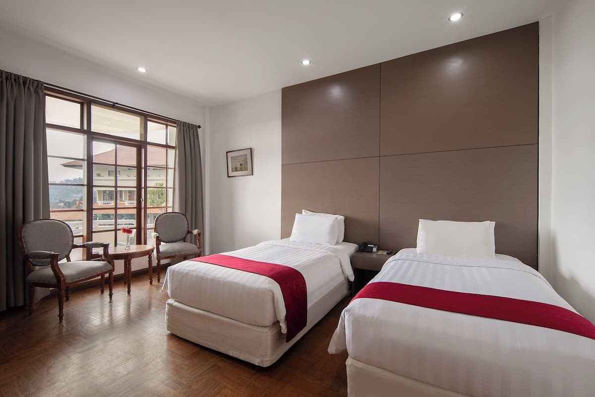 Deluxe Room | Desk, rollaway beds, bed sheets, wheelchair access