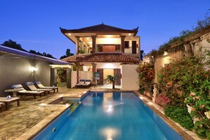 Outdoor pool, pool umbrellas, pool loungers - The Batu Belig Hotel & Spa (Seminyak)