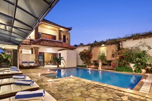 Outdoor pool, pool umbrellas, sun loungers - The Batu Belig Hotel & Spa (Seminyak)