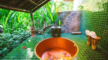 Bungalow, 1 chambre, vue jardin (Kampong Lombok) | Salle de bain | Baignoire et douche séparées, baignoire à jets, douche à « effet pluie »