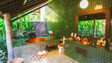 Villa, 1 chambre, vue jardin (Aloon Aloon) | Salle de bain | Baignoire et douche séparées, baignoire à jets, douche à « effet pluie »