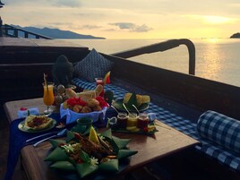 Desayuno a la carta diario (USD 20 por persona)