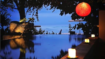Hồ bơi trong nhà, hồ bơi ngoài trời, dù/ô trên bãi biển/hồ bơi