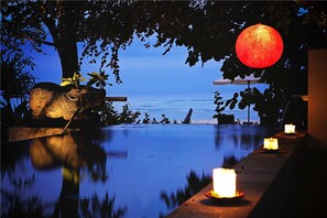 Indoor pool, outdoor pool, pool umbrellas, sun loungers - Hotel Tugu Lombok (Tanjung)