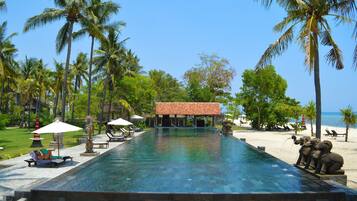 Piscina interna, piscina externa, guarda-sóis, espreguiçadeiras