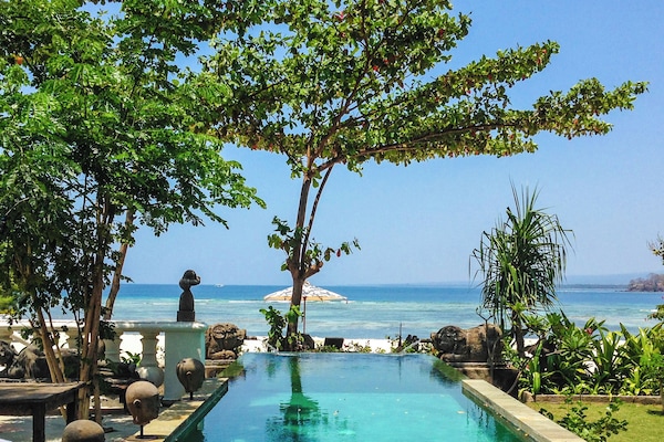 Presidential Suite, Private Pool, Beachfront (Sang Hyang Suites) | Cadar kapas Mesir, peralatan tempat tidur premium, bar mini