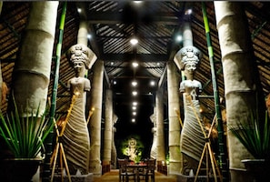 Petit déjeuner, déjeuner et dßner servis sur place