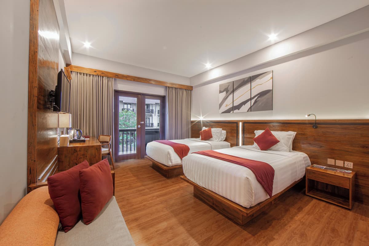 Superior Room, Balcony | Premium bedding, in-room safe, desk, iron/ironing board