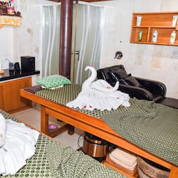 Couples treatment room(s), hot tub, body treatments, aromatherapy
