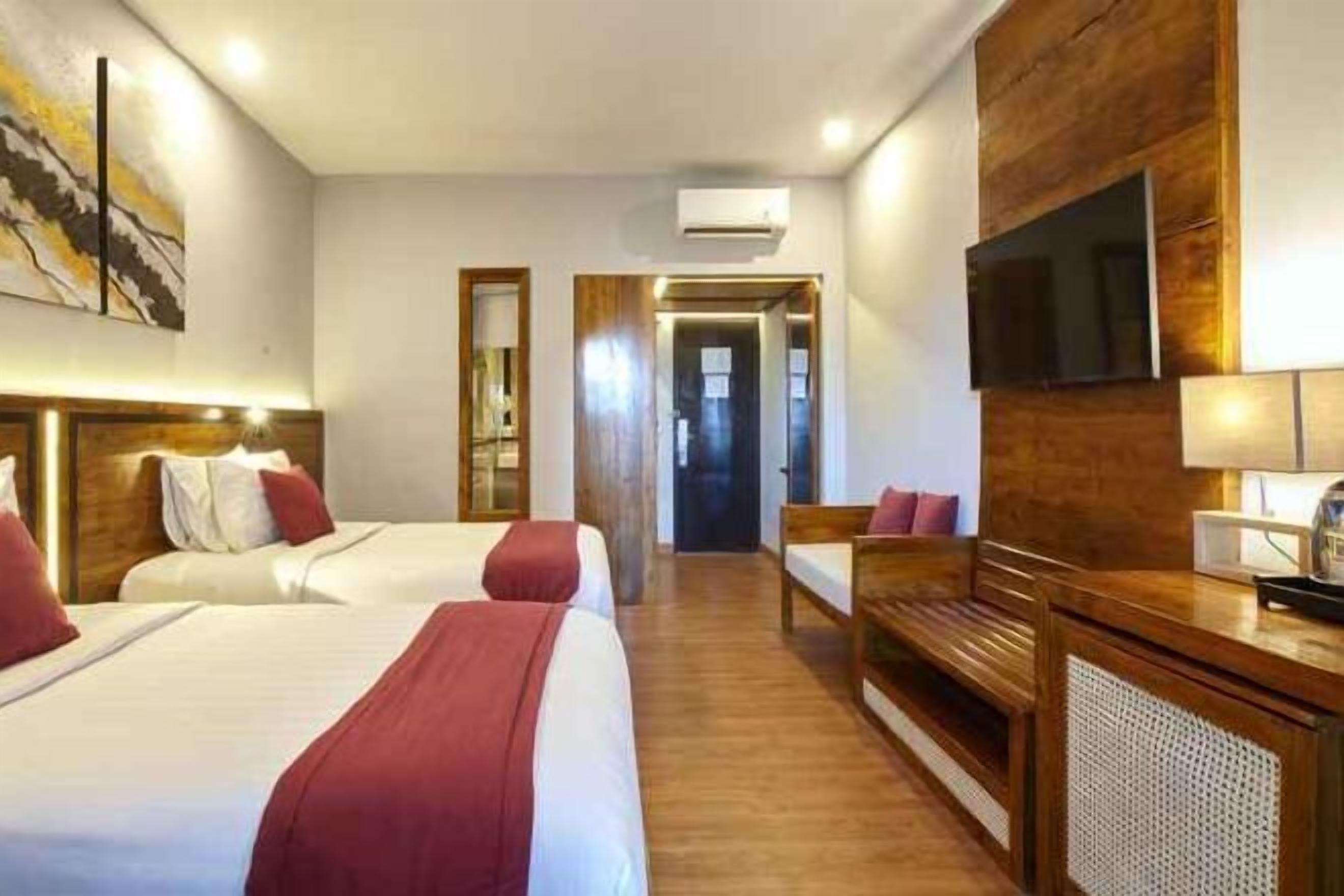 Hochwertige Bettwaren, Zimmersafe, Schreibtisch, Bügeleisen/Bügelbrett