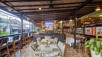2 bars/lounges, poolside bar
