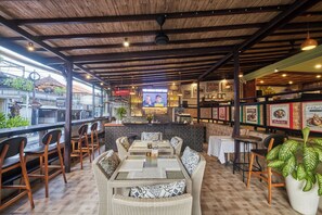 2 bares y bar junto a la piscina