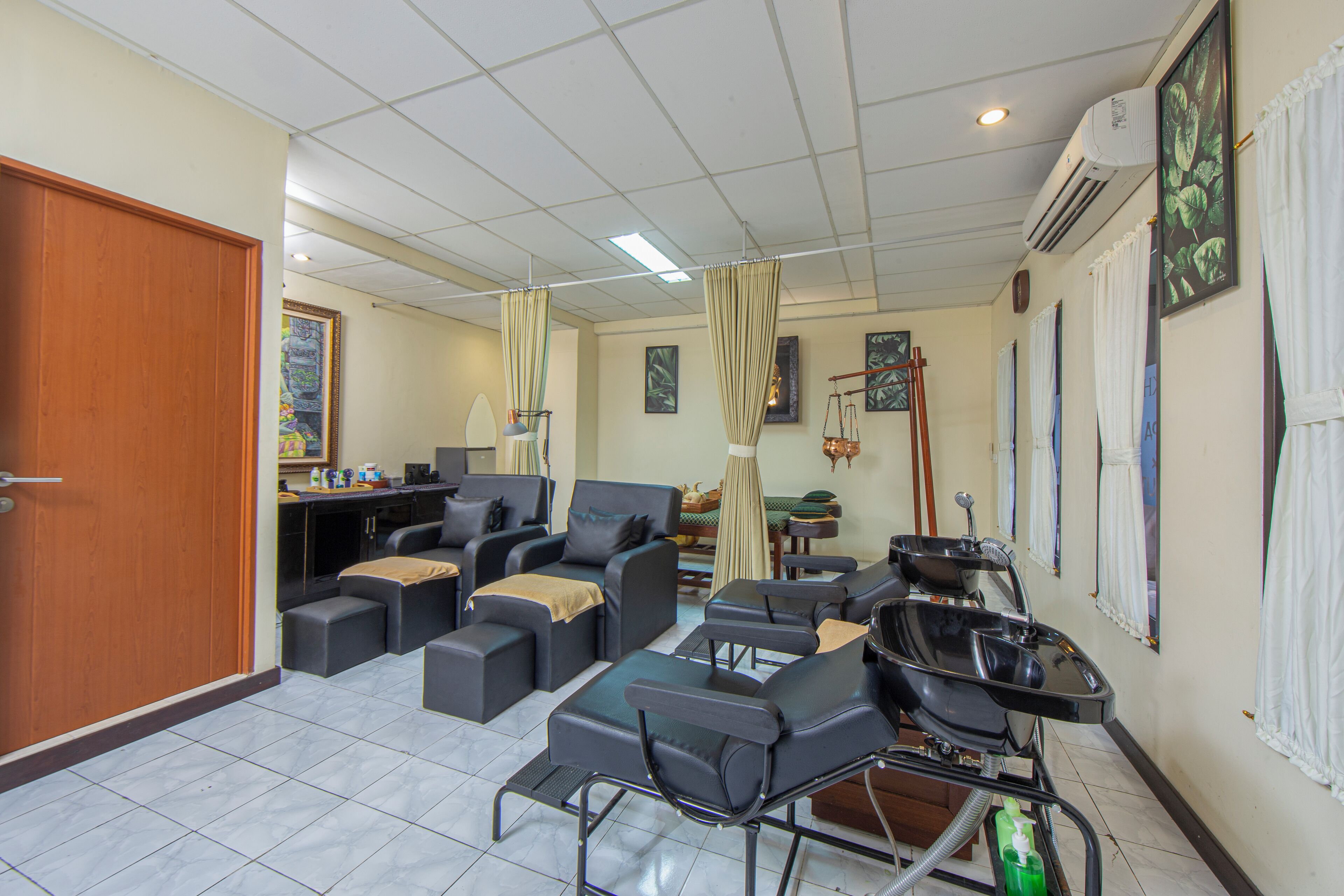 couples treatment room(s), hot tub, body treatments, aromatherapy