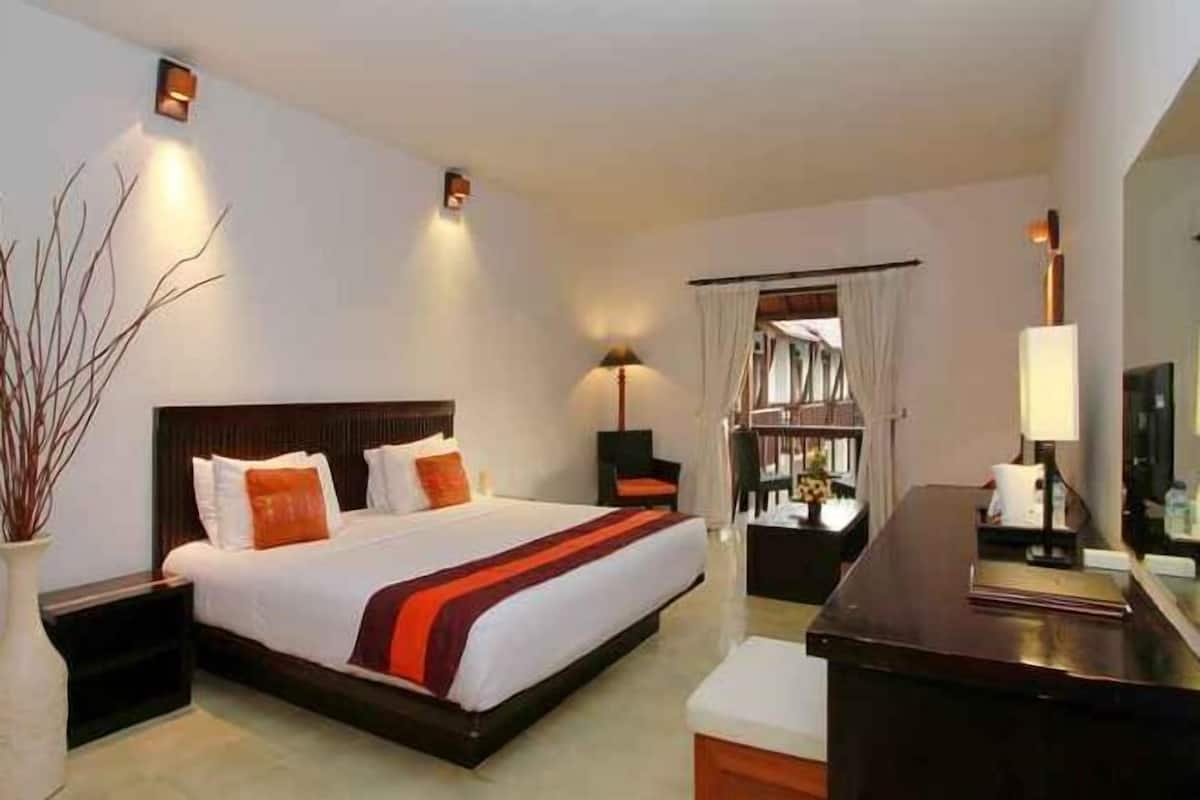 Premium bedding, in-room safe, desk, iron/ironing board