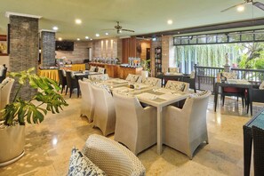 2 restaurants, breakfast served - The Lokha Legian Resort & Spa (Legian)