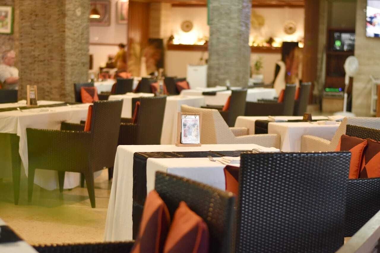 2 restaurants, breakfast served