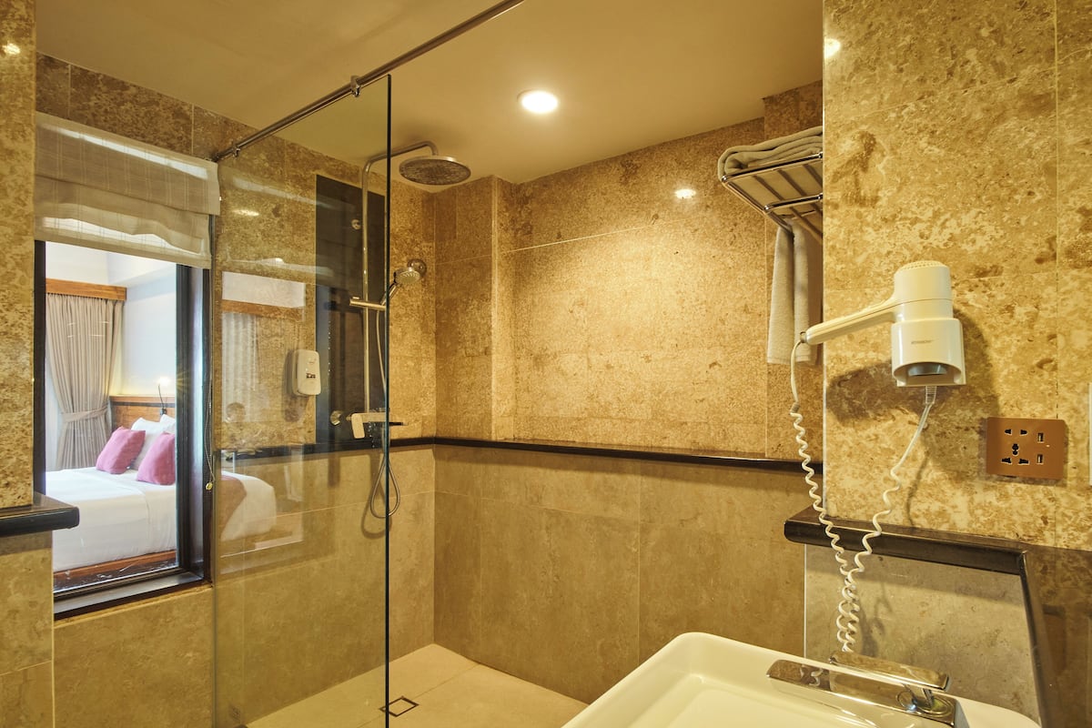 Đồ dùng nhà tắm miễn phí, máy sấy tóc, khăn tắm 
