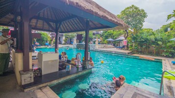 2 bares, bar junto a la piscina