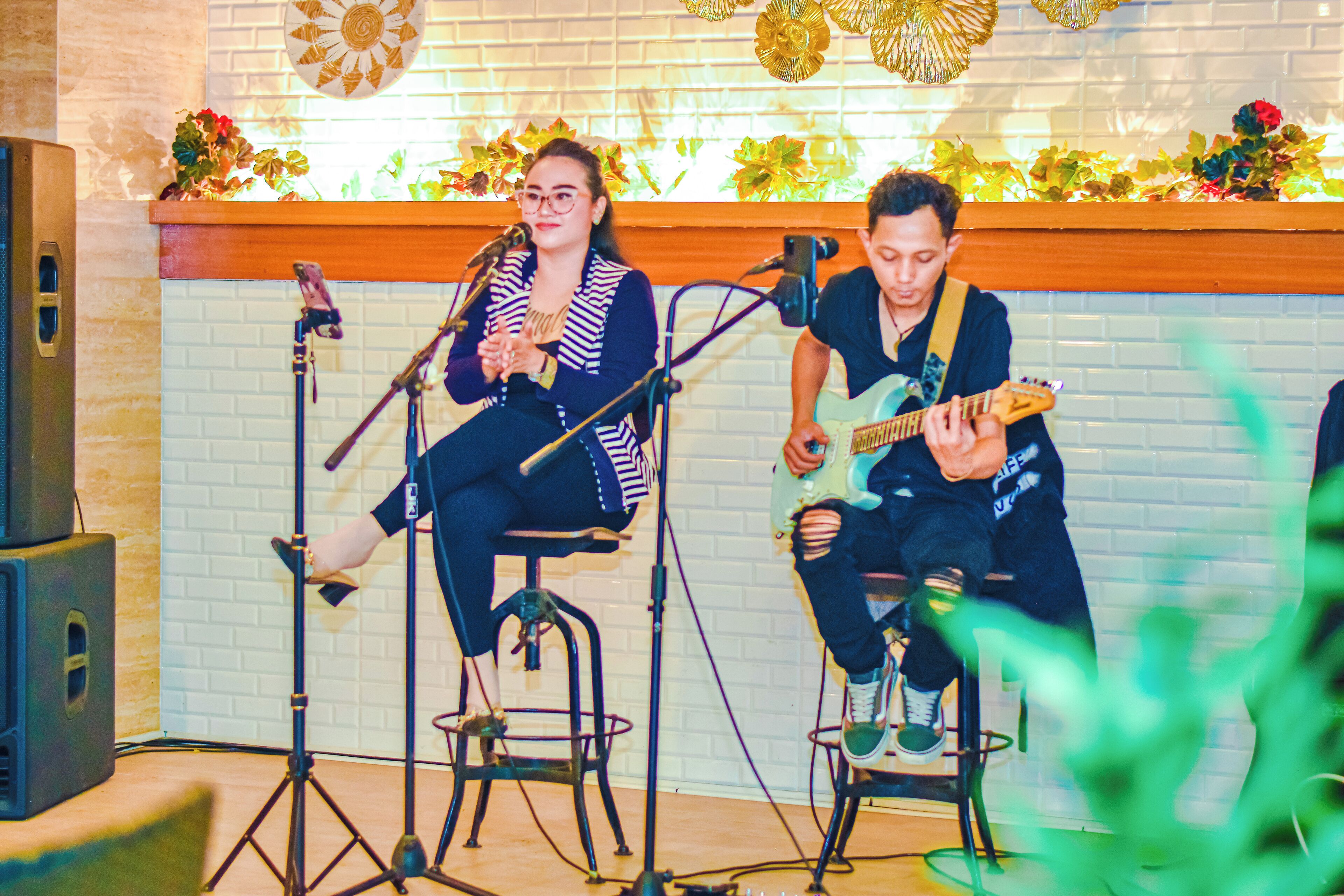 2 bars/lounges, poolside bar