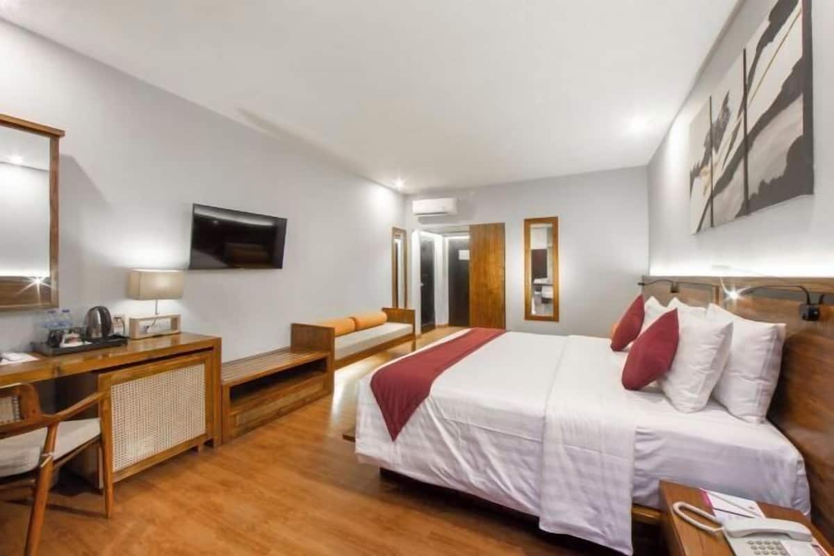 Premium bedding, in-room safe, desk, iron/ironing board