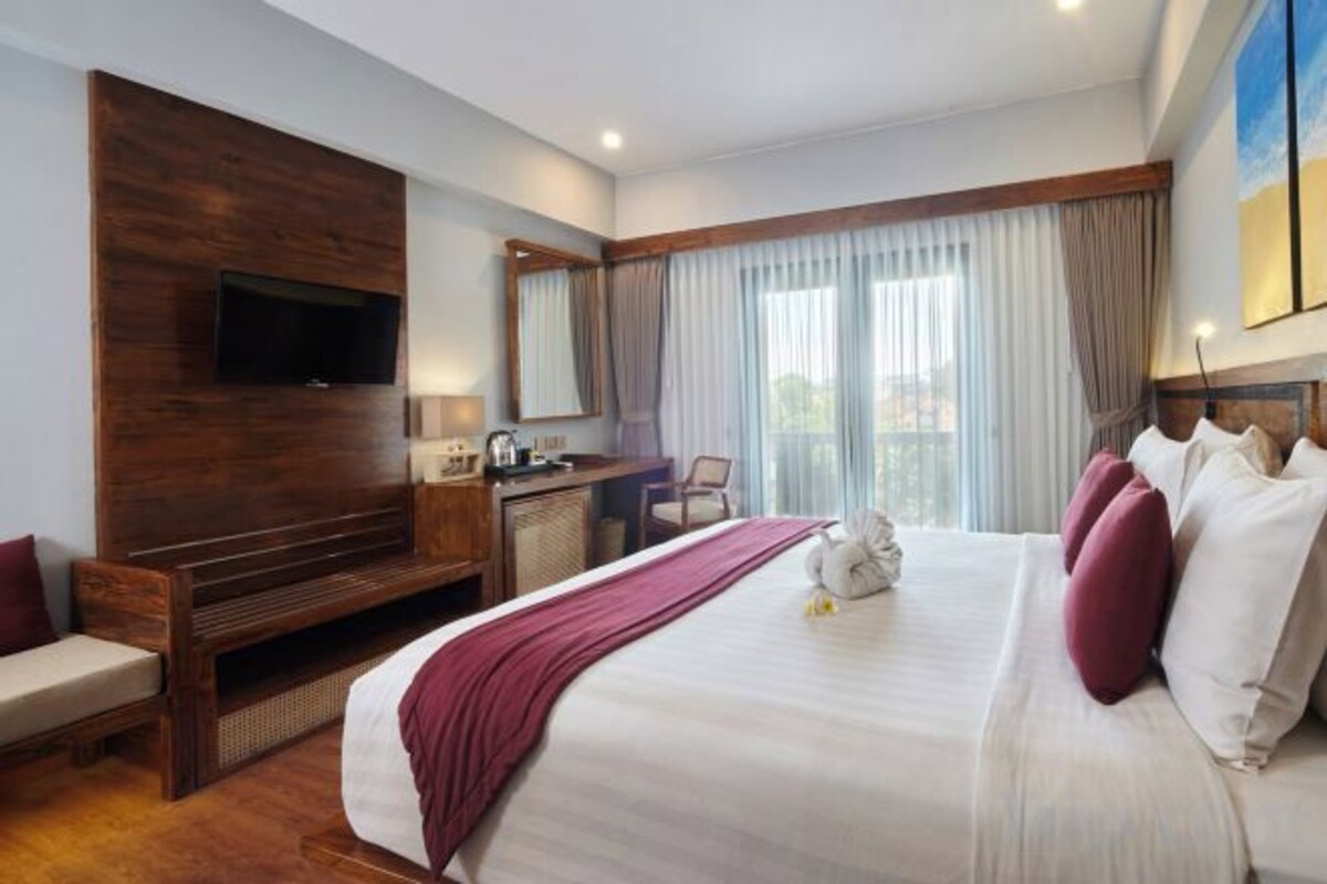 Premium bedding, in-room safe, desk, iron/ironing board (on request)