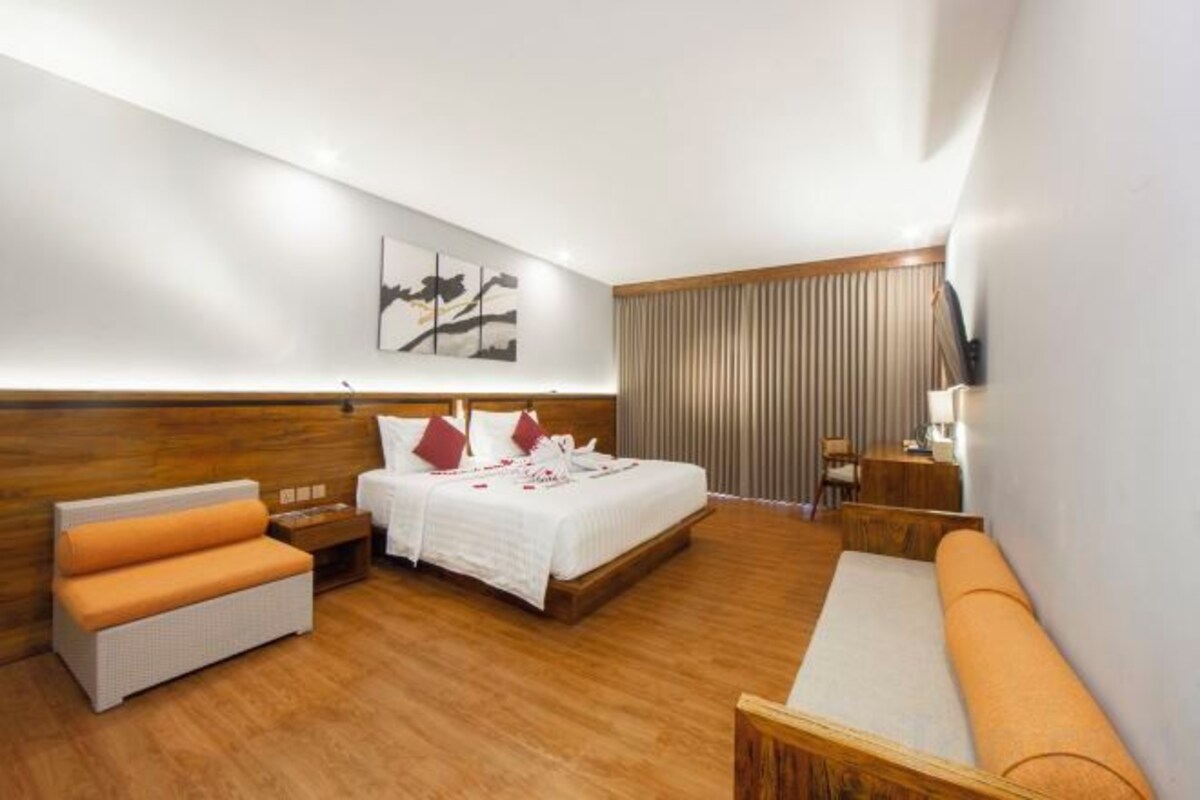 Premium bedding, in-room safe, desk, iron/ironing board (on request)