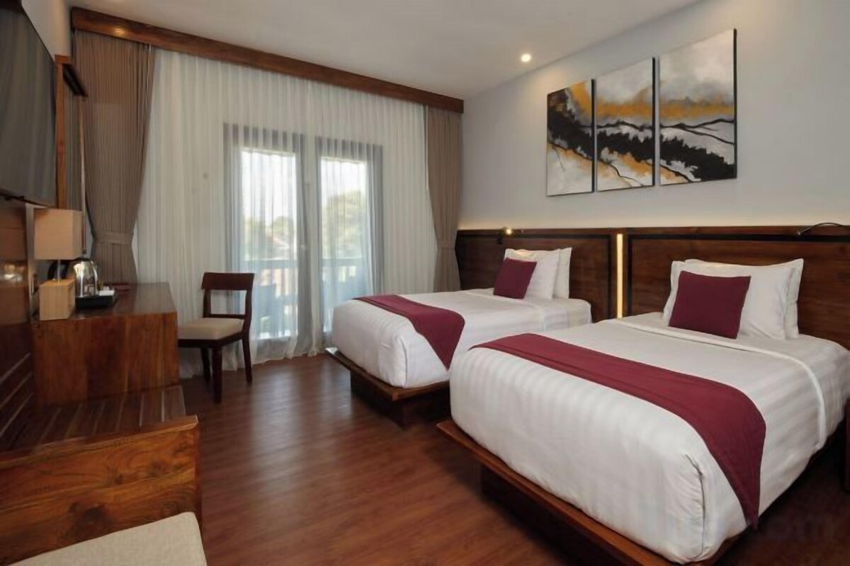 Premium bedding, in-room safe, desk, iron/ironing board (on request)