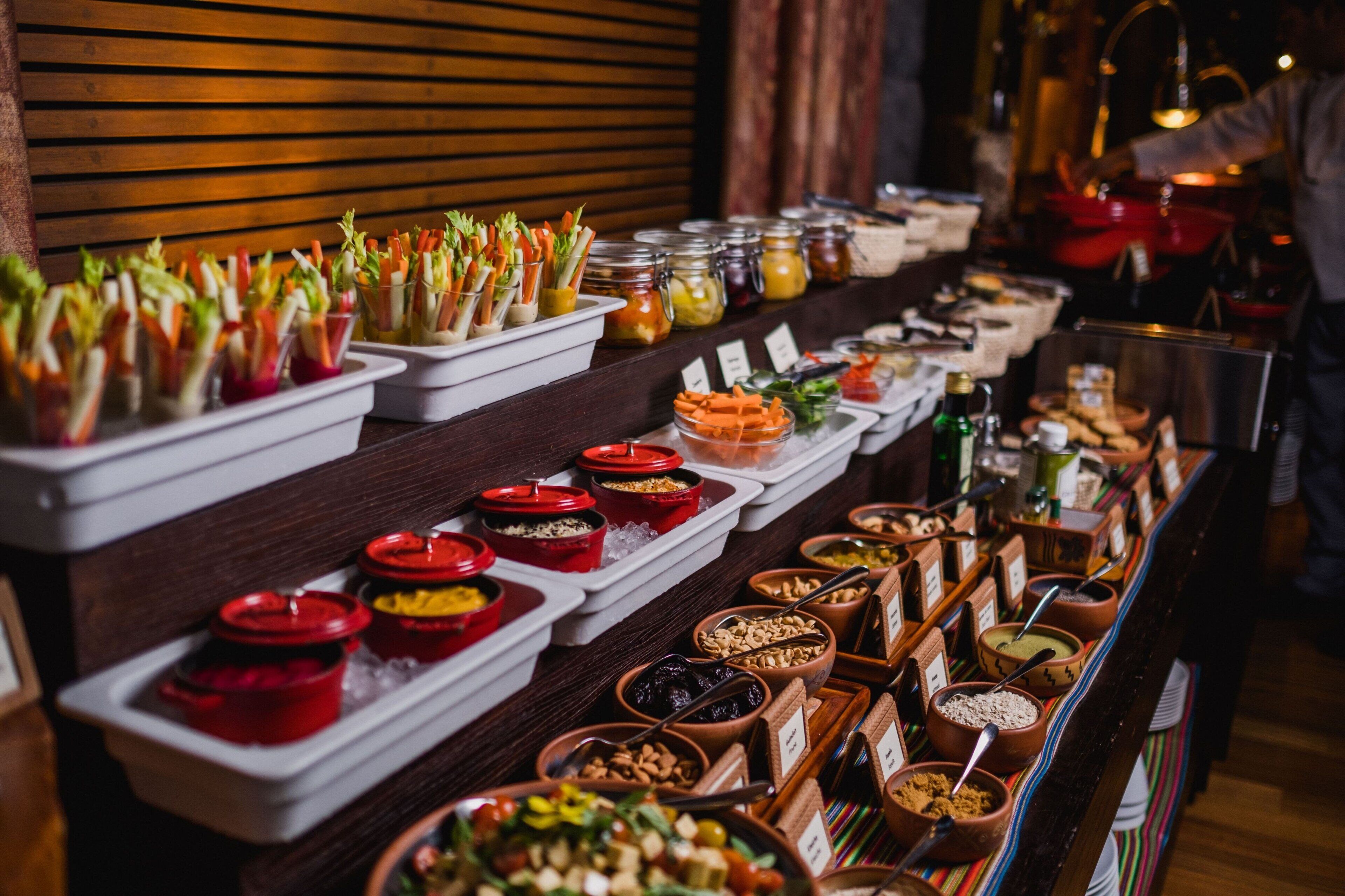 Een buffet met diverse gerechten en toevoegingen.