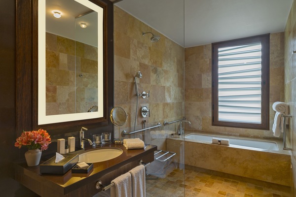 Baignoire et douche séparées, baignoire relaxante profonde