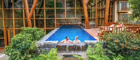 Alberca techada y alberca al aire libre